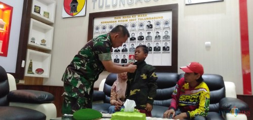 Komandan Kodim Tulungagung, Letkol Wildan Bahtiar saat memakaikan jaket doreng pada Soni (foto: Joko Pramono/JatimTIMES)