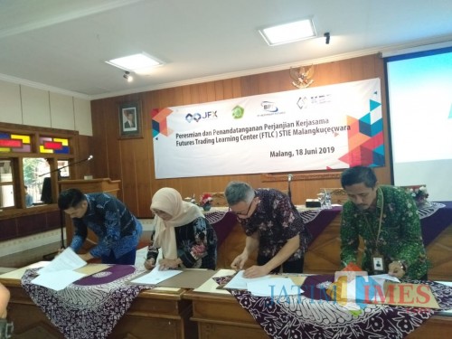 Pembukaan pusat studi trading FTLC di STIE Malangkucecwara Malang. (Foto: Dokumen MalangTIMES)