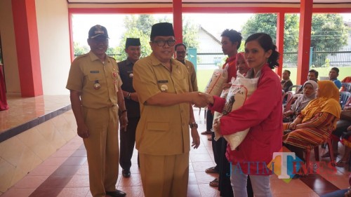 Plt Wali Kota Blitar Santoso memberikan Rastrada secara simbolik kepada Keluarga Penerima Manfaat