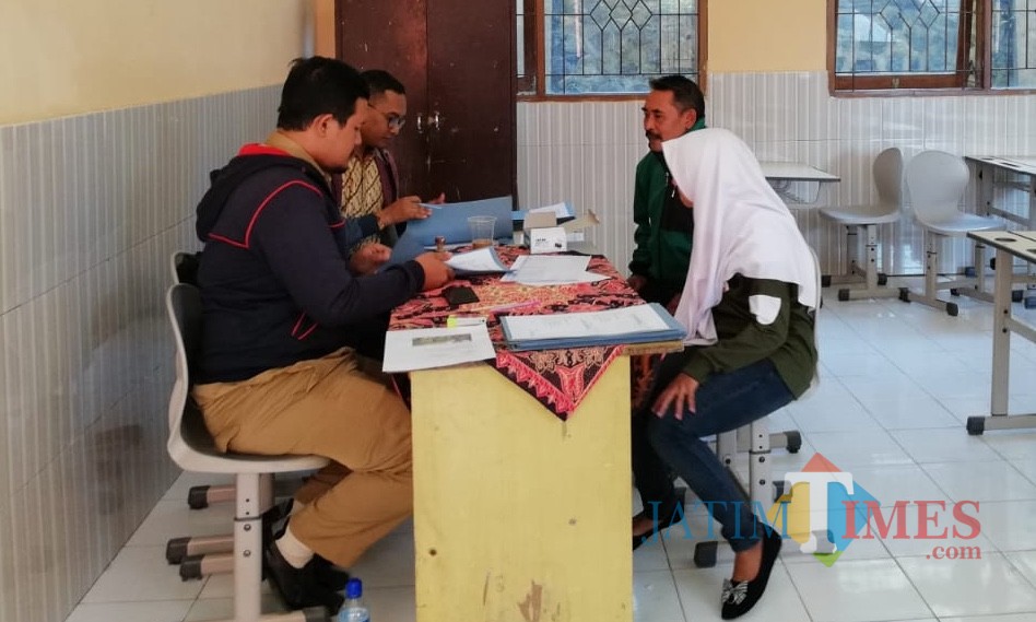 Salah satu siswa sedang melakukan pendaftaran di Sekolah Satu Atap SMP di Desa Gunungsari, Kecamatan Bumiaji. (Foto: Irsya Richa/MalangTIMES)