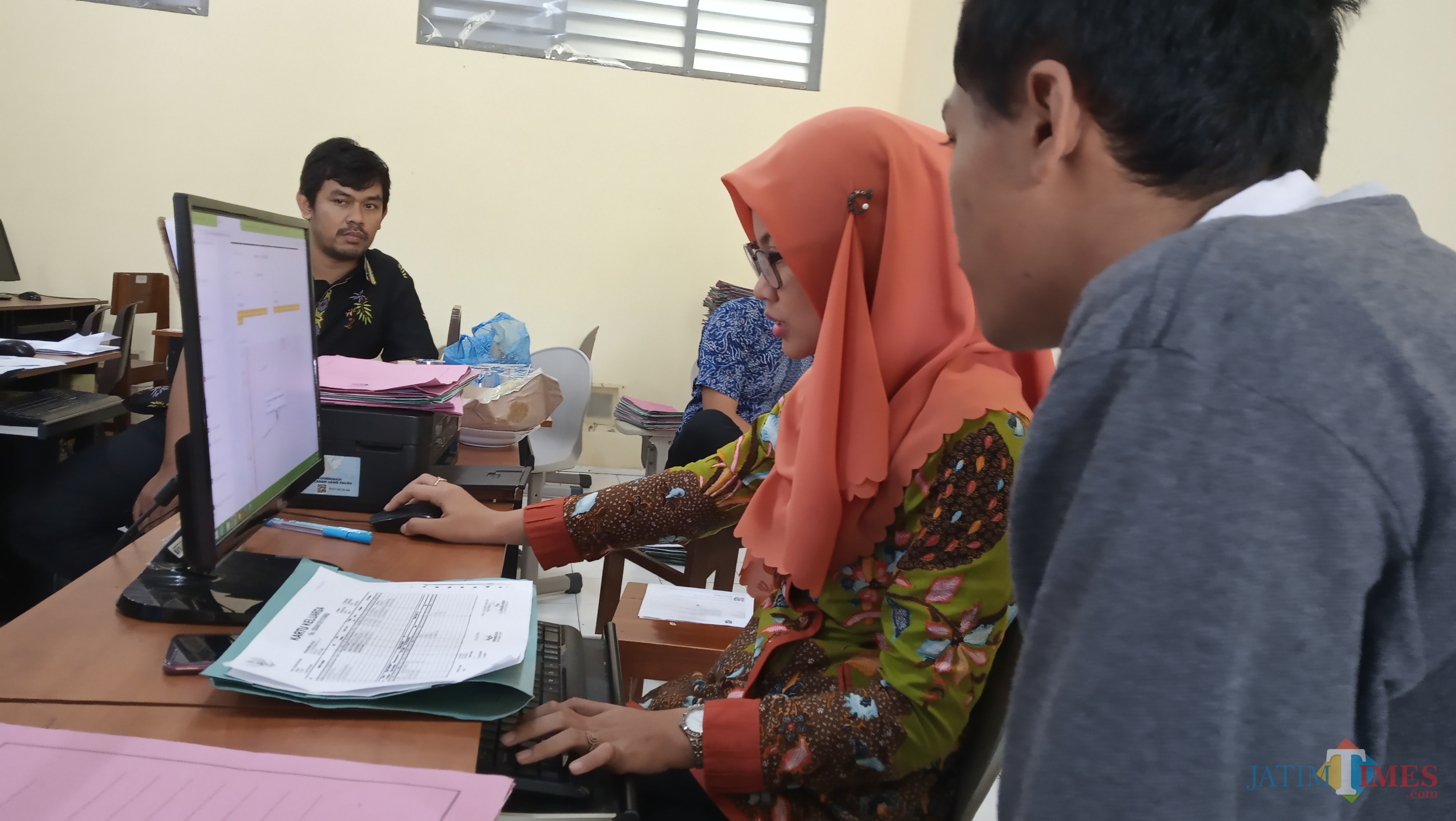 Seorang siswa saat mendaftar di salah satu SMAN di Tulungagung (foto : Joko Pramono/ JatimTIMES)