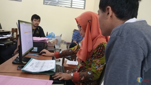 Seorang siswa saat mendaftar di salah satu SMAN di Tulungagung (foto : Joko Pramono/ JatimTIMES)
