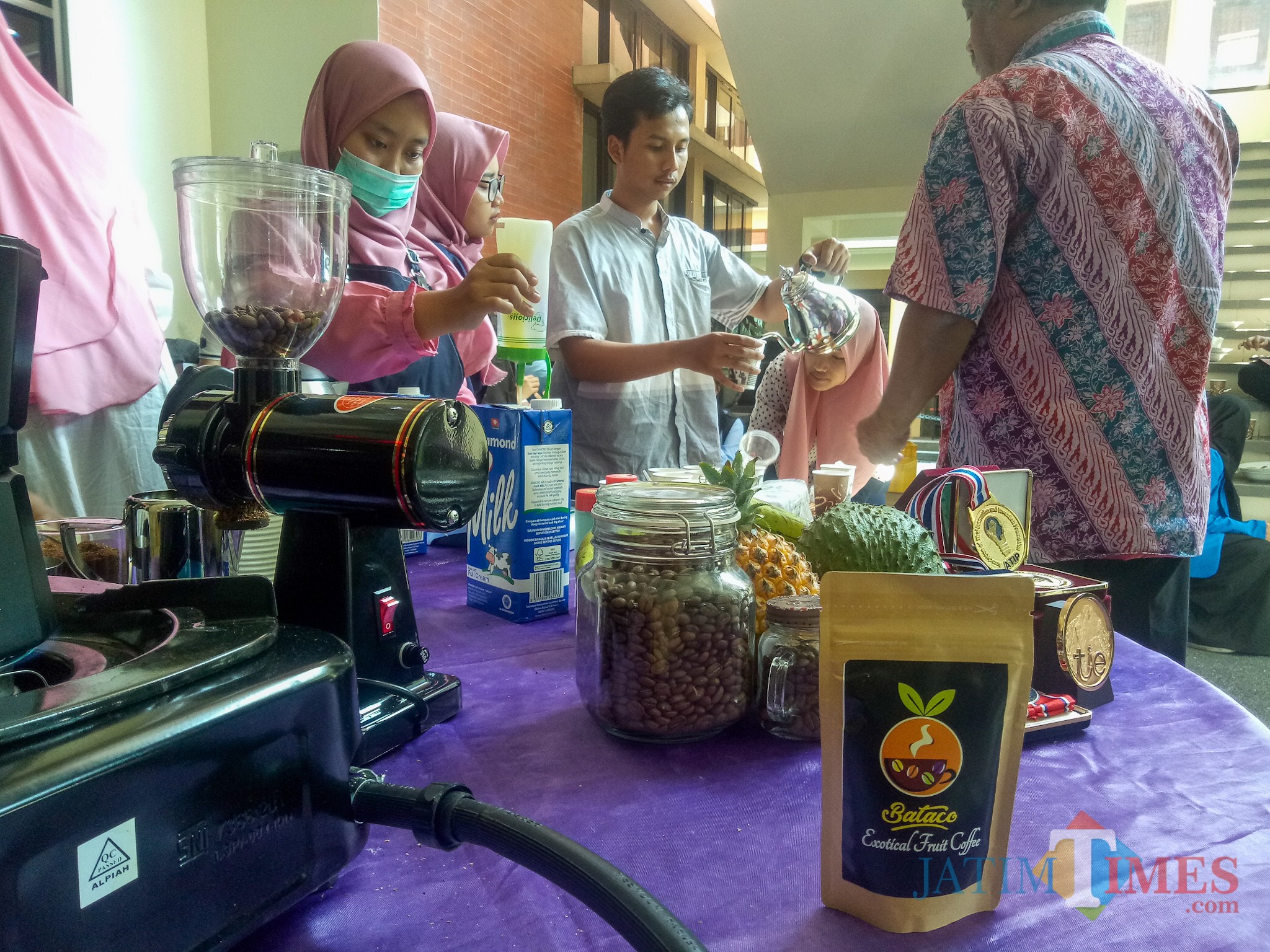 Tim Bataco saat membuat minuman kopi. (Foto: Imarotul Izzah/MalangTIMES)