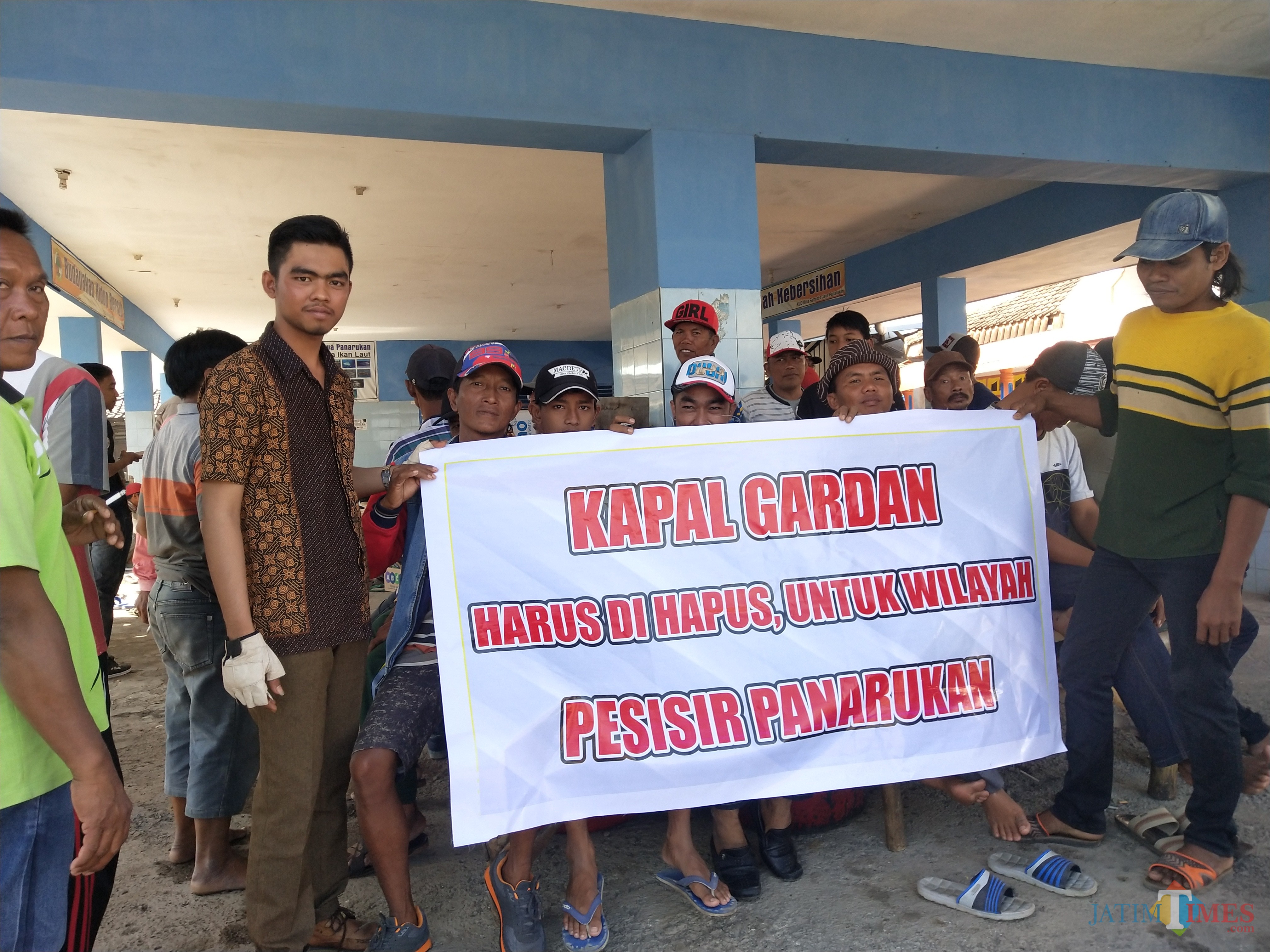 Aksi demo damai nelayan Dusun Prsisir Utara, Tengah dan Selatan. (Foto Heru Hartanto/ Situbondo TIMES)