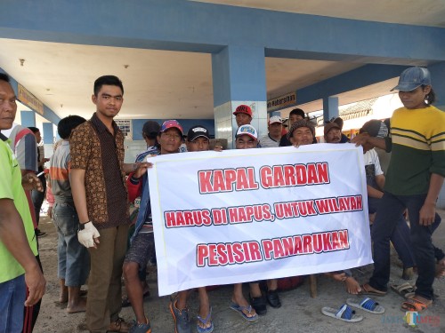 Aksi demo damai nelayan Dusun Prsisir Utara, Tengah dan Selatan. (Foto Heru Hartanto/ Situbondo TIMES)