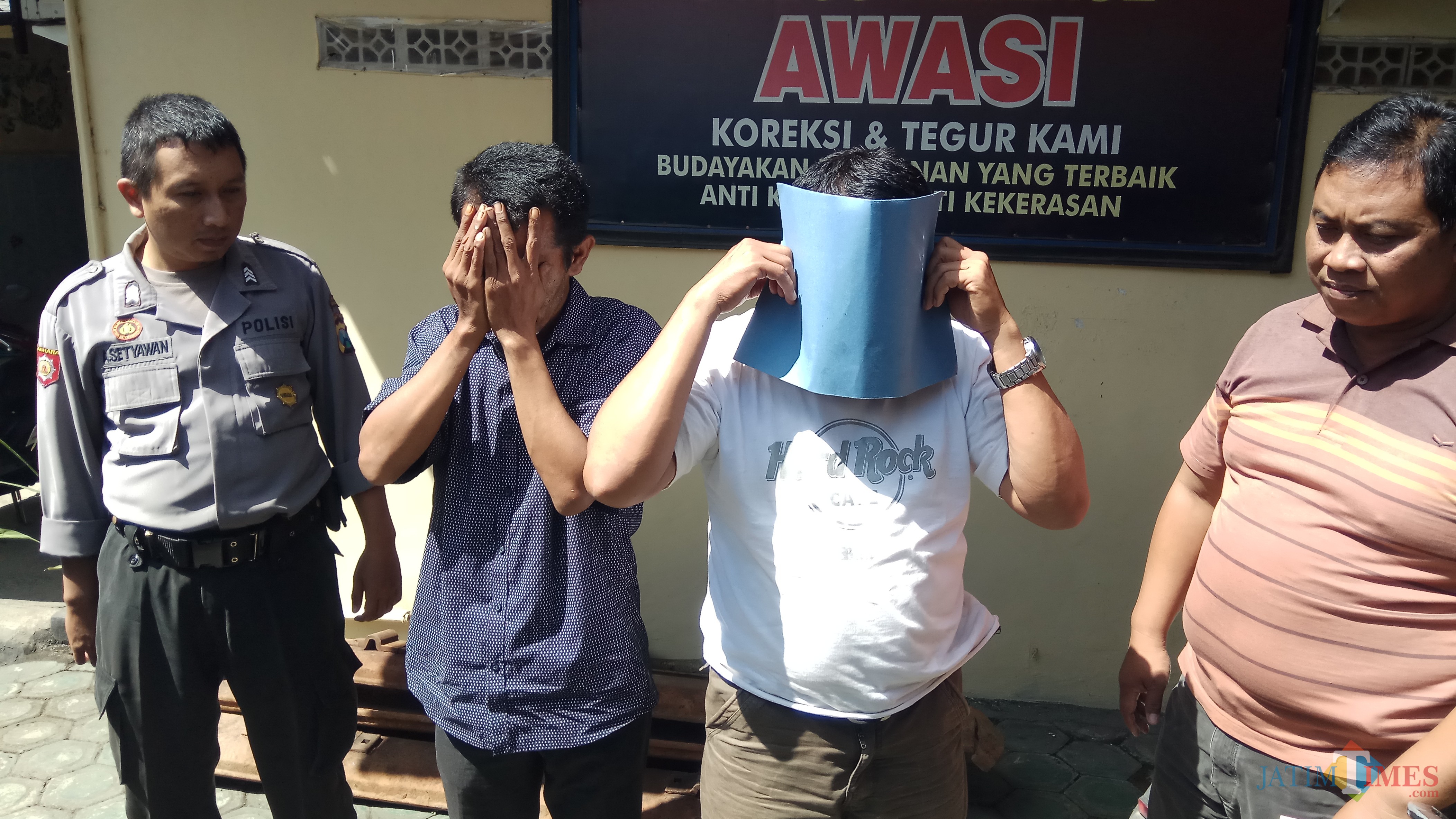 Dua tersangka pencurian besi bantalan rel KA