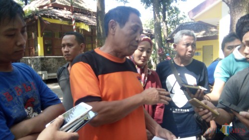 H. Siswanto ketua Paguyuban didampingi sejumlah pengurus saat memberikan keterangan pers (foto : Moh. Ali Makrus / Jatim TIMES)