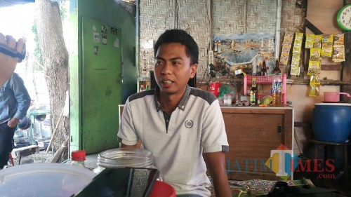 Hendra Agus Wardani (29) putra kedua Endang saat menjelaskan kematian orang tua perempuannya (Agus Salam/JatimTIMES)