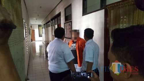 Fariz Nazer Mouadad diamankan di Kantor Imigrasi Blitar.(Foto : Team BlitarTIMES)
