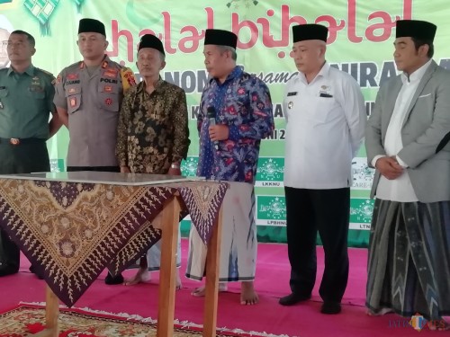 Ketua NU Jatim KH Marzuki Mustamar (3 dari kanan) saat akan meresmikan gedung yang dinamakan KH Tolchah Hasan di Unira, Kepanjen (Nana)