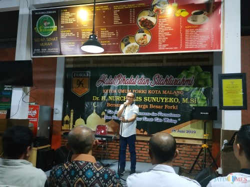 Ketua Umum Forki Kota Malang Nurcholis Sunuyeko saat memberikan sambutan dalam acara halalbihalal dengan KONI Kota Malang dan cabang olahraga. (Hendra Saputra)