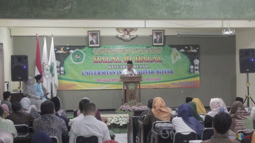 Rektor Unisba Blitar Soebiantoro saat memberikan sambutan dalam acara halal bi halal di Kampus I, Rabu (19/6/2019).(Foto : Aunur Rofiq/BlitarTIMES)