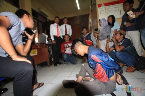 Tersangka saat diamankan di Mapolresta Probolinggo Selasa kemarin (Agus Salam/JatimTIMES)