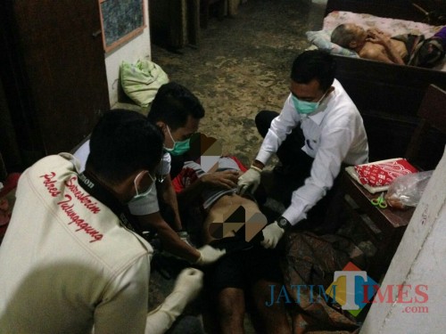 Tubuh ST sesaat sebelum dievakuasi ke RSUD Dokter Iskak Tulungagung (Foto : Dokpol / TulungagungTIMES)