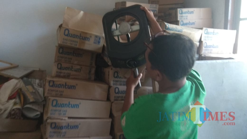 Tumpukan ratusan kompor gas yang masih tersimpan di Balai Desa Kalibatur Kecamatan Kalidawir / Foto : Anang Basso / Tulungagung TIMES