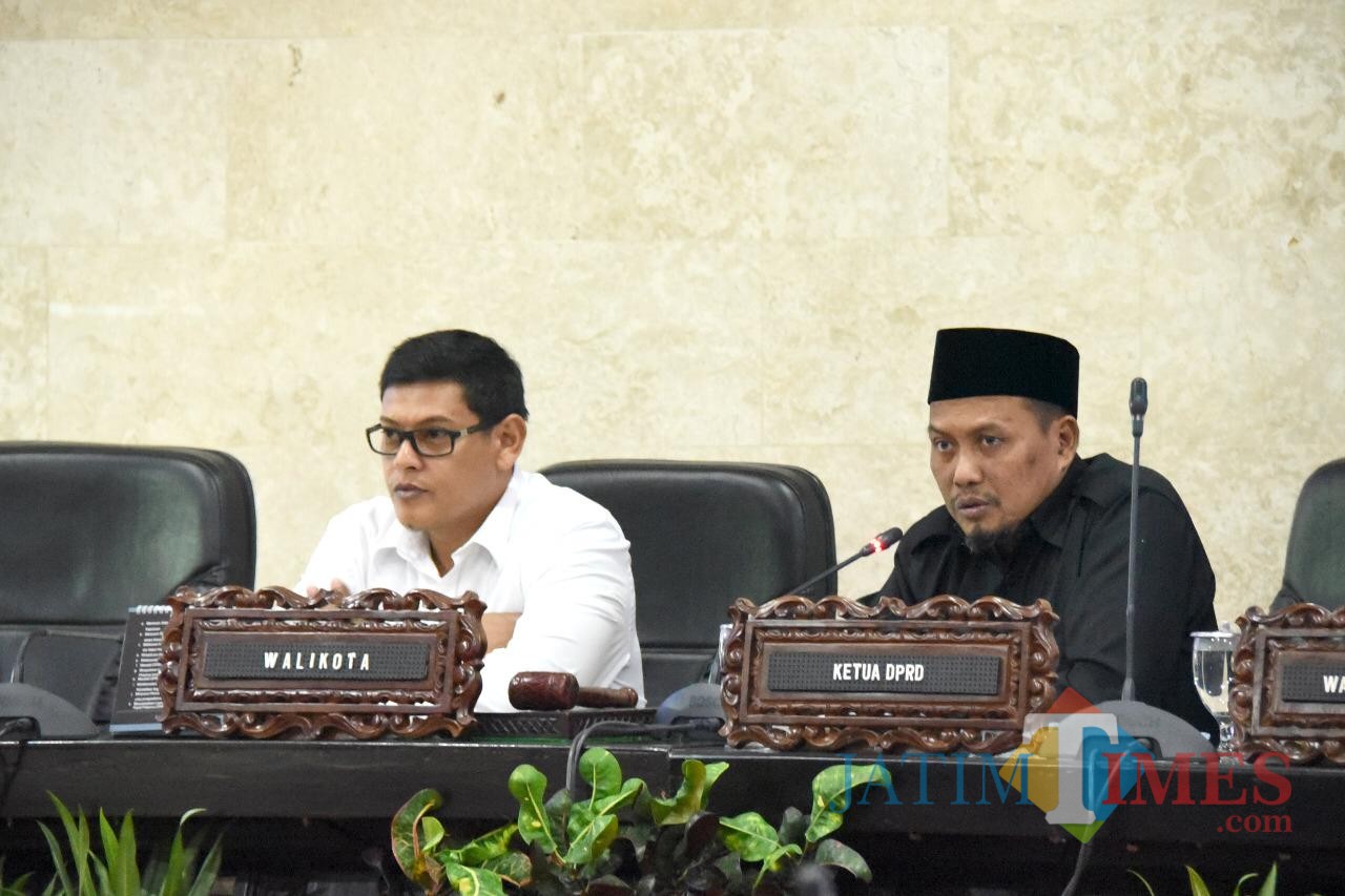 Walikota Kediri Abdullah Abu Bakar (kiri) bersama ketua DPRD Kota Kediri saat dalam sidang paripurna. (eko Arif s /JatimTimes)