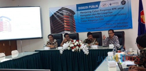 (tengah dari kiri) Wawan Sujatmiko dari Transparency International Indonesia (TII) dan Pansel Calon Pimpinan KPK, Hendardi SH. (Foto: Imarotul Izzah/MalangTIMES)
