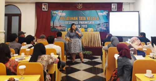 Dosen FISIP UB Maulina Pia Wulandari PhD saat menyampaikan materi dalam Pelatihan Tata Kelola Destinasi Pariwisata. (Foto: istimewa)