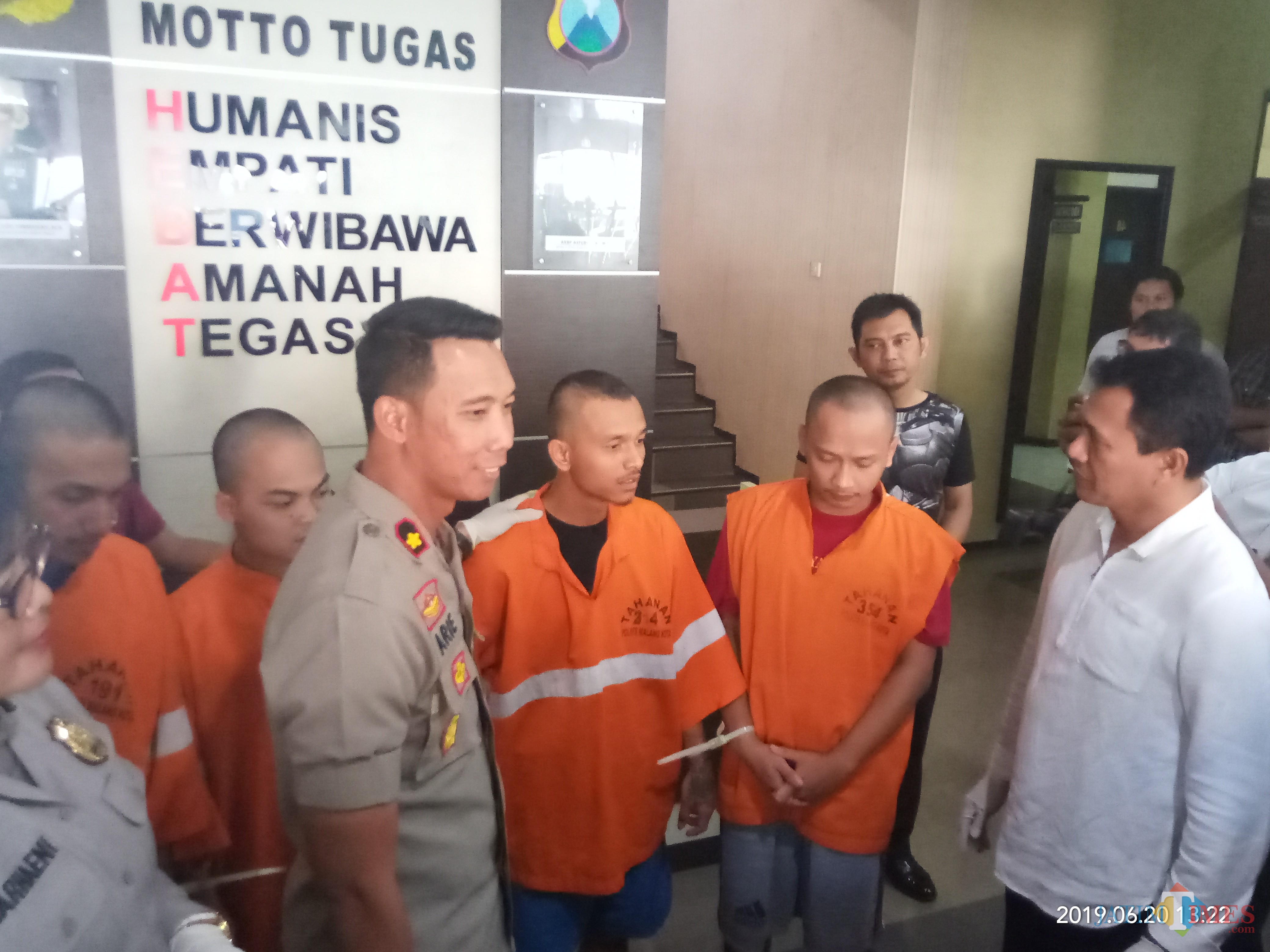 Empat pelaku jaringan narkoba saat dirilis (berbaju orange) (Anggara Sudiongko/MalangTIMES)