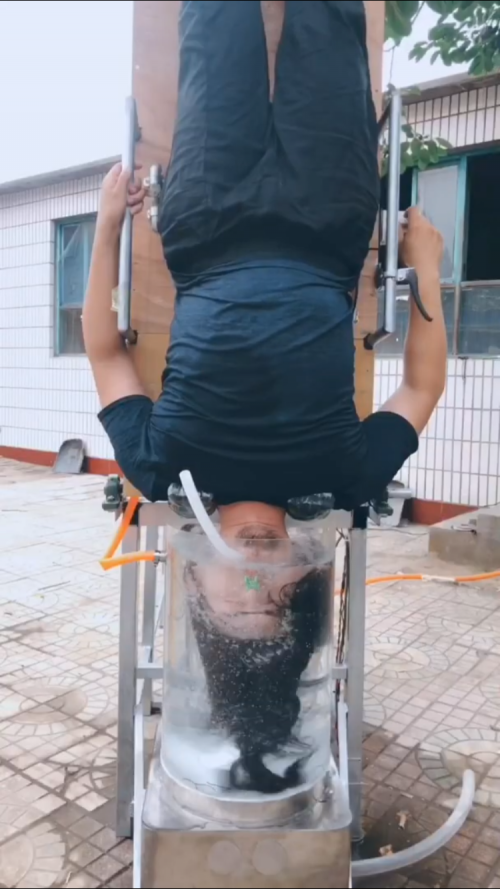 Handyman Di saat mempraktikkan hasil temuannya. (Foto: youtube watchdog)