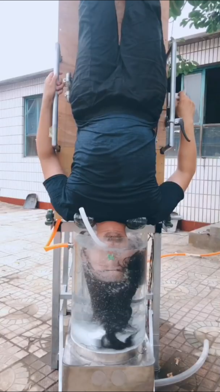 Handyman Di saat mempraktikkan hasil temuannya. (Foto: youtube watchdog)