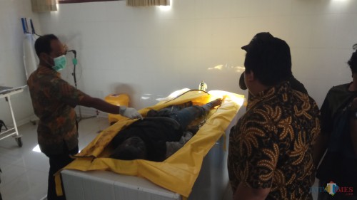 Jenazah korban disemayamkan di kamar mayat RSUD Blambangan sebelum dilakukan autopsi