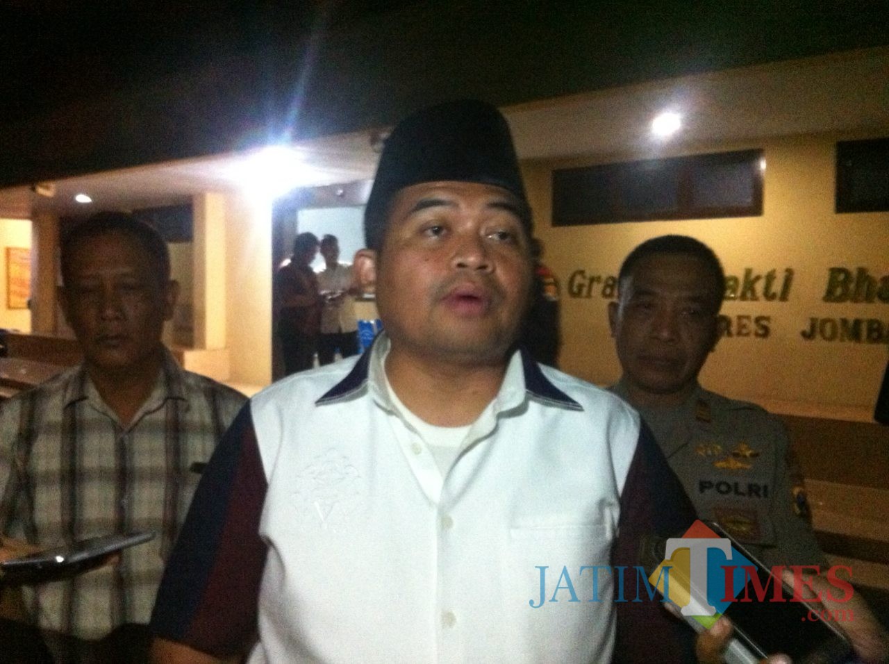 Kapolres Jombang, AKBP Fadli Widiyanto saat diwawancarai sesuai melakukan mediasi bersama keluarga 4 tersangka pengedar pil koplo. (Foto : Adi Rosul / JombangTIMES)