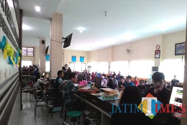 Pelayanan kantor Dispendukcapil Kabupaten Malang yang setiap hari membludak (Nana)
