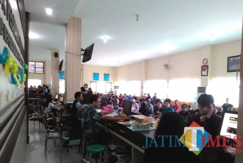Pelayanan kantor Dispendukcapil Kabupaten Malang yang setiap hari membludak (Nana)