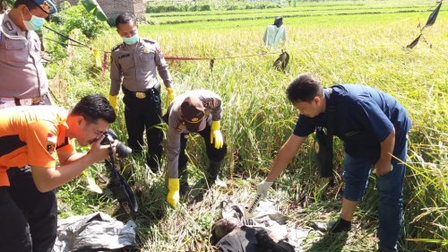 Petugas Kepolisian mengevakuasi korban dari lokasi kejadian
