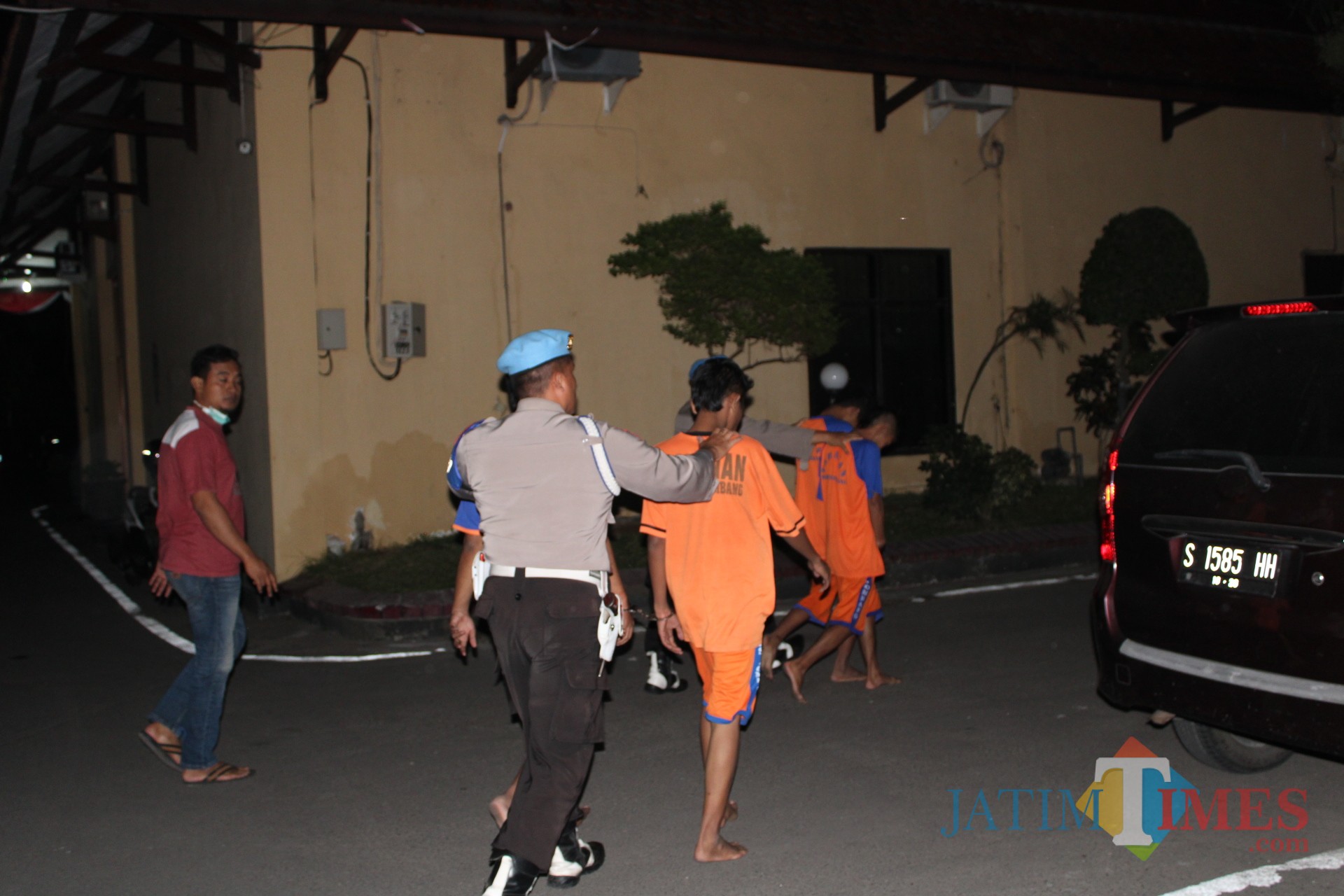 Sejumlah pelaku pengedar pil koplo yang berstatus pelajar digelandang ke sel tahanan oleh anggota polisi Polres Jombang. (Foto : Adi Rosul / JombangTIMES)