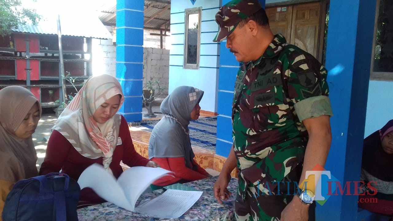 Sertu Bambang saat melakukan pengawasan penyaluran BPNT di Desa Curahjeru, Kecamatan Panji (Foto Sony Haryono / SitubondoTIMES)