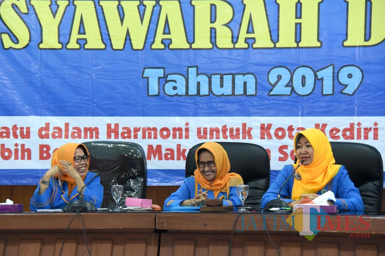 Wakil Wali Kota Kediri Lilik Muhibbah (kanan) saat memberikan sambutan dalam acara Musda GOW Kota Kediri. (eko Arif s /JatimTimes)