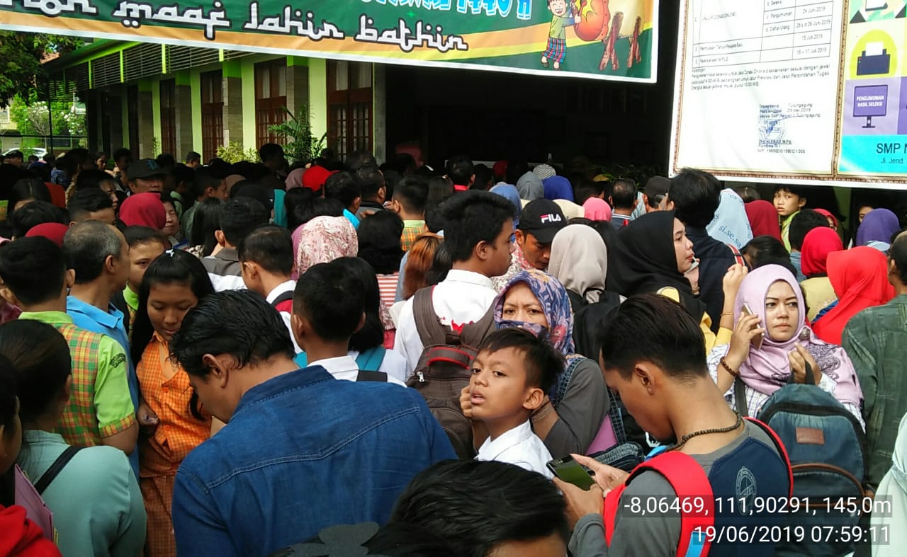 Wali murid antri di SMPN 1 Tulungagung sejak pagi untuk mendaftarkan anaknya (ist)