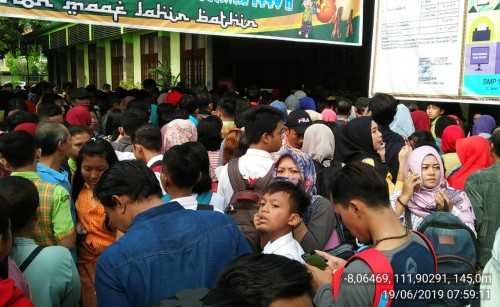 Wali murid antri di SMPN 1 Tulungagung sejak pagi untuk mendaftarkan anaknya (ist)