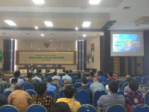 Para dosen dan karyawan UIN Malang saat mendengarkan paparan mengenai investasi untuk masa pensiun dari BRI. (Foto: Humas)