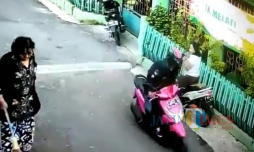 Pemotor yang melakukan pelecehan seksual. (Foto: instagram @dedendelicious)