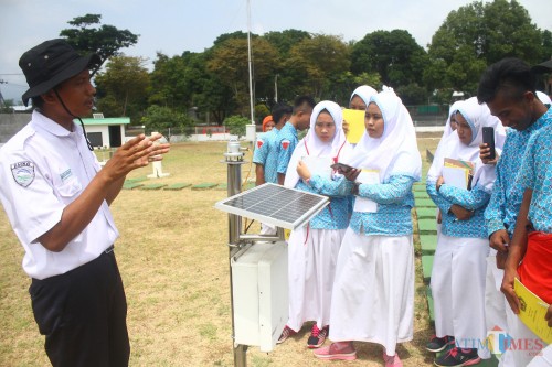 Petugas BMKG Karangploso Malang saat memberikan edukasi terkait alat pemantauan cuaca pada siswa. (Foto: Nurlayla Ratri/MalangTIMES)