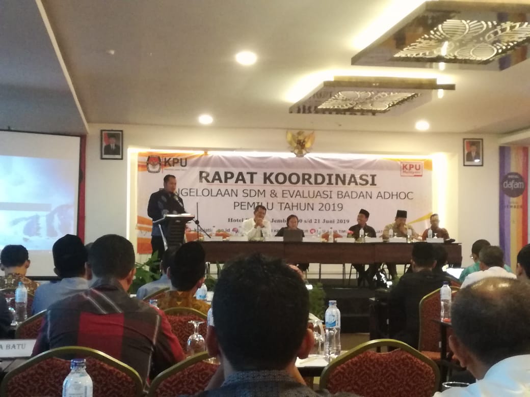 Edi Winarno (Sekretaris KPU Kabupaten Blitar/Kiri) bersama Rangga Bisma Aditya (anggota KPU Kota Blitar Divisi Sosialisasi, Pendidikan Pemilih, Partisipasi Masyarakat, dan SDM/Kanan)