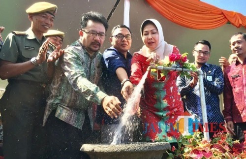 Wali Kota Batu Dewanti Rumpoko (kanan) bersama Ketua DPRD Kota Batu Cahyo Edi Purnomo (kiri) dan Direktur PDAM Kota Batu Sunaedy (tengah) menyalakan kran air sebagai tanda peresmian pelayanan air PDAM di Dusun Sekarputih, Desa Pendem, Kecamatan Junre (Foto: Irsya Richa/MalangTIMES)