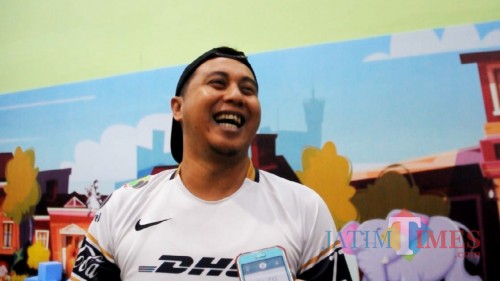Heru Santoso saat diwawancarai MalangTIMES di Malang Smart Arena (Hendra Saputra)