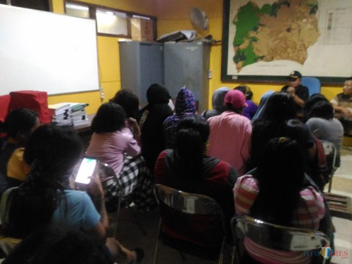 Salah satu PSK yang tetap asyi mainan HP saat terciduk Satpol PP (Foto : Moch. R. Abdul Fatah / Jatim TIMES)
