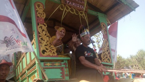 Bupati Jember dr. Hj. Faida MMR saat tiba di Watu Ulo dengan menaiki Pegon dan didampingi suaminya drg. H. Abdu Rohim (foto : Moh. Ali Makrus / Jatim TIMES)