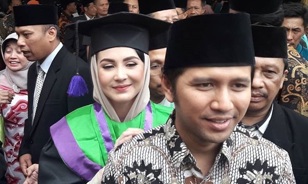 Emil Dardak bersama Arumi Bachsin usai wisuda di IAIN Tuluangagung. (Foto: istimewa)