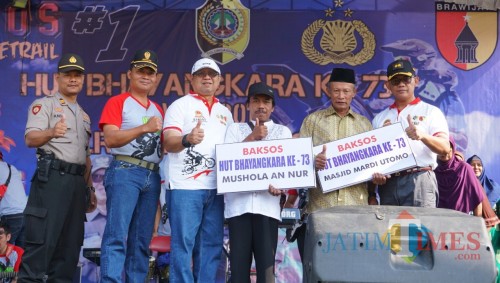 Kapolres bersama forkompida saat memberikan bansos kepada para takmir masjid dan kaum duafa. / Foto : Dokpol / Tulungagung TIMES