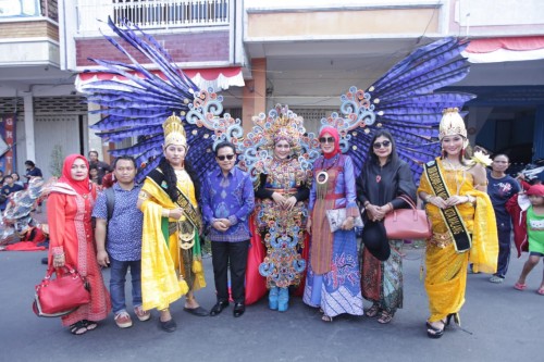 Wali Kota Malang Sutiaji (empat dari kiri) didampingi Ketua TPPKK Kota Malang Widsyati Sutiaji (tiga dari kanan) berfoto dengan pada penampil Kontingen Kota Malang (Humas Pemkot Malang for MalangTIMES).