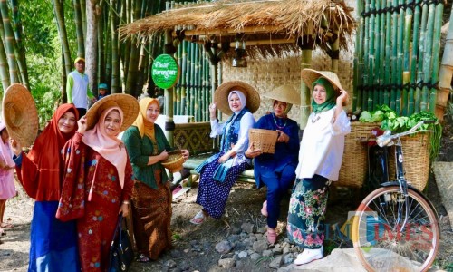 Ketua PKK Kota Batu Wibi Punjul Santoso saat berswafoto di Pasar Barongan, Desa Bumiaji.