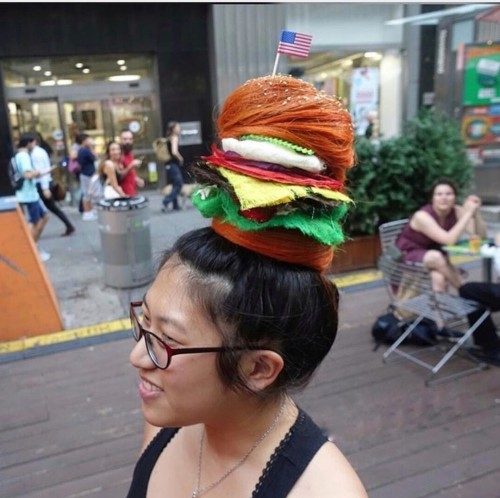 Kreasi tatanan gaya rambut berbentuk burger (Foto: Istimewa)