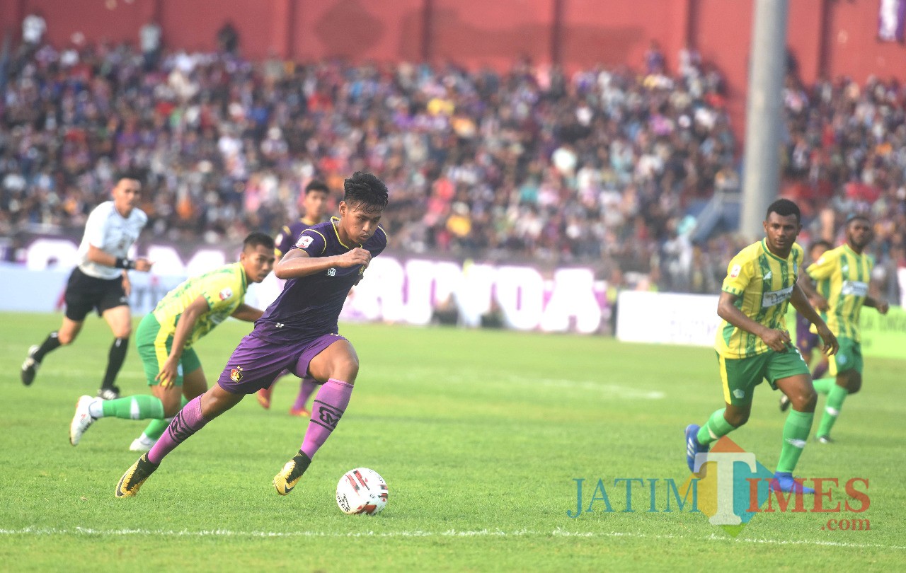 Pemain Persik Kediri menggiring bola ke kandang PSBS Biak. (ist)
