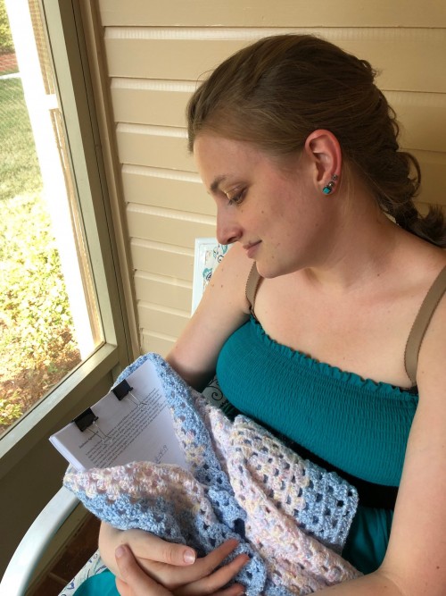 Sarah Whelan Curtis saat mengabadikan moment skripsinya dengan membuat foto maternity. (Foto: twitter @sarahwcurtis)